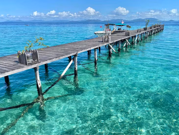Nếu khám phá đảo Mabul, Uncle Chang Lodge là gợi ý để du khách nghỉ ngơi. Nơi đây nổi bật bởi cầu tàu dài vươn ra biển, thích hợp để du khách ngắm hoàng hôn hoặc bình minh. Ảnh: Nguyễn Quốc Thái