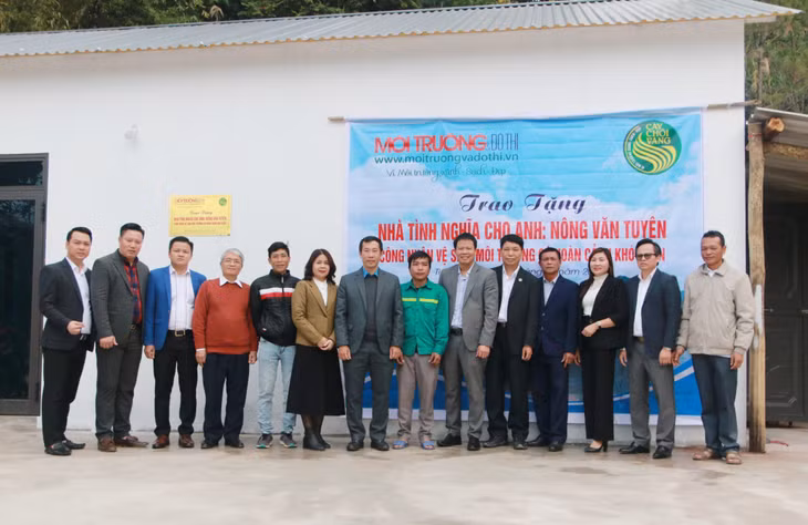Ban lãnh đạo Tạp chí Môi trường và Đô thị Việt Nam cùng đại diện lãnh đạo địa phương trao tặng nhà tình nghĩa cho gia đình anh Nông Văn Tuyên (thứ 8, trái sang).