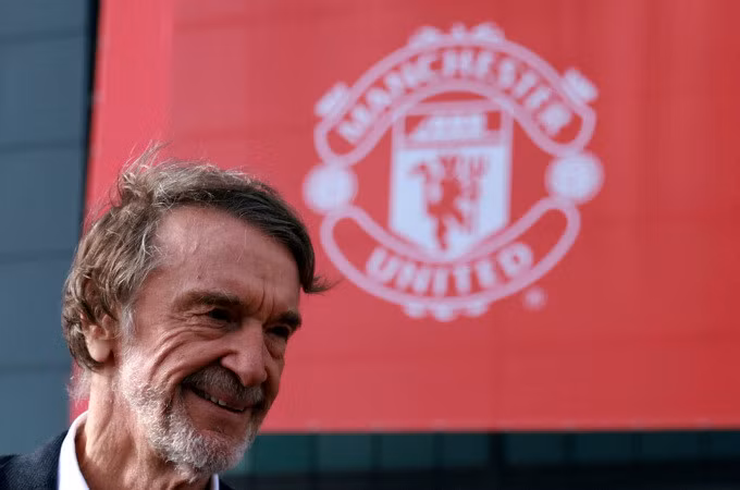 Tỷ phú Jim Ratcliffe bên ngoài sân Old Trafford, thành phố Manchester, Anh ngày 17/3/2023. Ảnh: Reuters