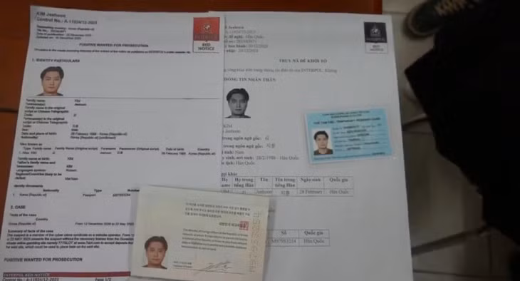 Giấy tờ của đối tượng Kim Jeehoon.
