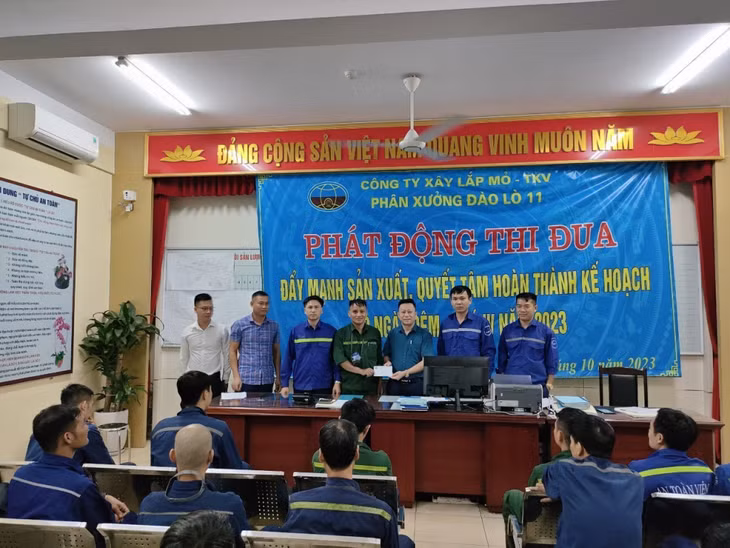 Phân xưởng Đào lò 11 (Công ty Xây lắp mỏ) phát động thi đua đẩy mạnh sản xuất, quyết tâm hoàn thành kế hoạch 90 ngày đêm quý IV/2023. Ảnh chụp tháng 10/2023.