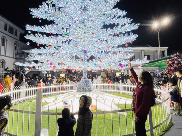 Tại Nhà thờ Hòn Gai, cây thông Noel rực rỡ đèn màu cao tới gần 20m và kiến trúc tuyệt đẹp của Nhà thờ đã khiến nơi đây trở thành điểm 