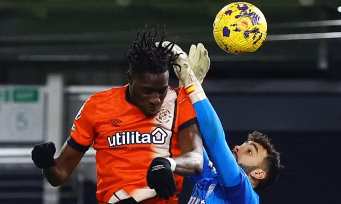 Raya (áo xanh) mắc lỗi khi băng ra, để Adebayo ghi bàn gỡ hòa 2-2 cho Luton. Ảnh: Reuters