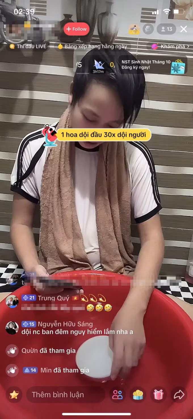 Một người đàn ông đặt thử thách dội nước lạnh lên đầu hoặc người nếu được tặng hoa hồng trên buổi live stream, rạng sáng 12/10. Ảnh chụp màn hình