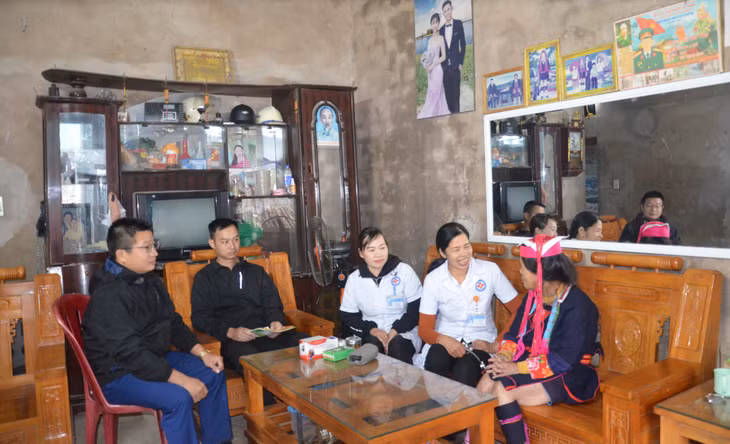 Cán bộ Trạm Y tế xã Phong Dụ (huyện Tiên Yên) thăm hỏi, động viên tình hình sức khỏe người cao tuổi là người DTTS trên địa bàn xã.