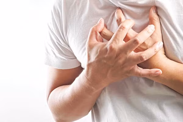 Cơn đau thắt ngực là dấu hiệu điển hình của nhồi máu cơ tim.