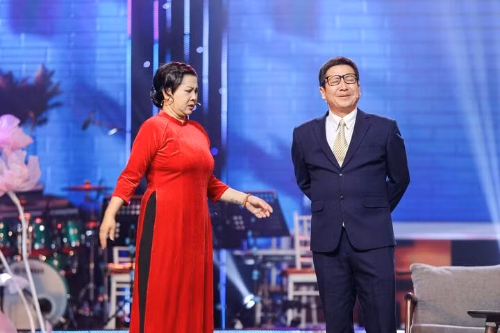 NSND Minh Hằng, NSƯT Chí Trung trong tiểu phẩm.