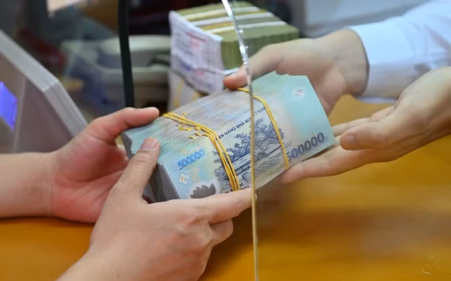 Hầu hết các ngân hàng đã đưa lãi suất kỳ hạn 12 tháng xuống dưới 6%/năm. (Ảnh minh họa - Ảnh: Dân trí)