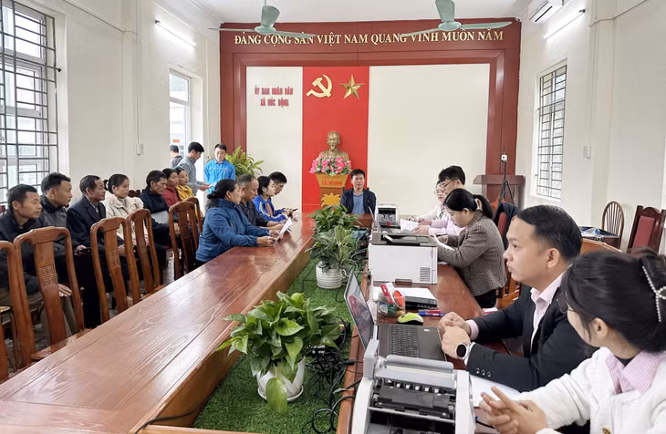 Ngân hàng Chính sách xã hội huyện Bình Liêu giải ngân cho nhân dân vay vốn.