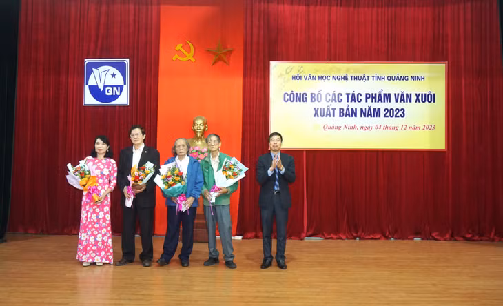 Đồng chí Đào Huy Toàn, Chủ tịch Hội Văn học nghệ thuật Quảng Ninh, tặng hoa chúc mừng các tác giả văn xuôi Quảng Ninh.