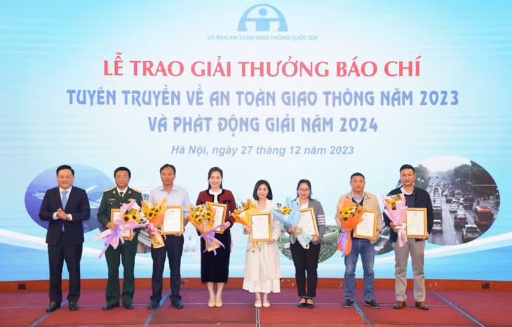 Tác giả Ngô Thu Hiền (thứ 4, trái sang) của Trung tâm Truyền thông tỉnh, đại diện nhóm tác giả nhận giải thưởng.