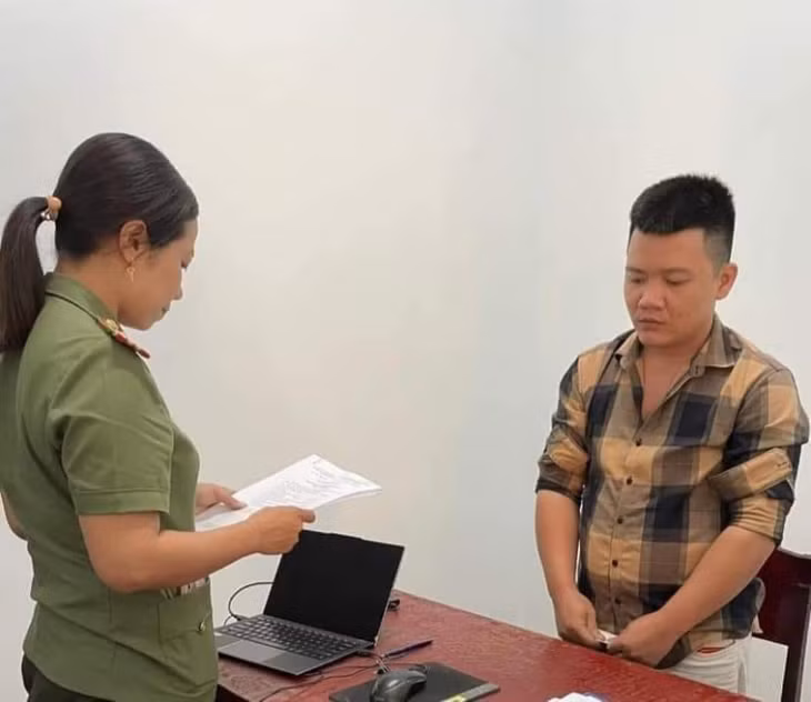 Cơ quan Công an tống đạt quyết định khởi tố đối với Phùng Văn Bá Hộ và Nguyễn Thanh Tùng.