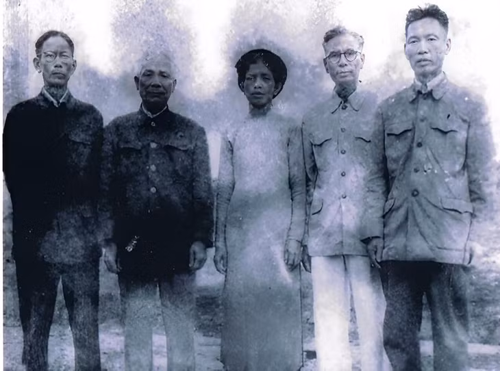 Đồng chí Đặng Châu Tuệ (ngoài cùng, bên trái), đồng chí Vũ Thị Mai (giữa) là những người trực tiếp làm báo Than và các đảng viên trong Chi bộ đảng đầu tiên ở Mạo Khê. Ảnh tư liệu của Công ty Than Mạo Khê.