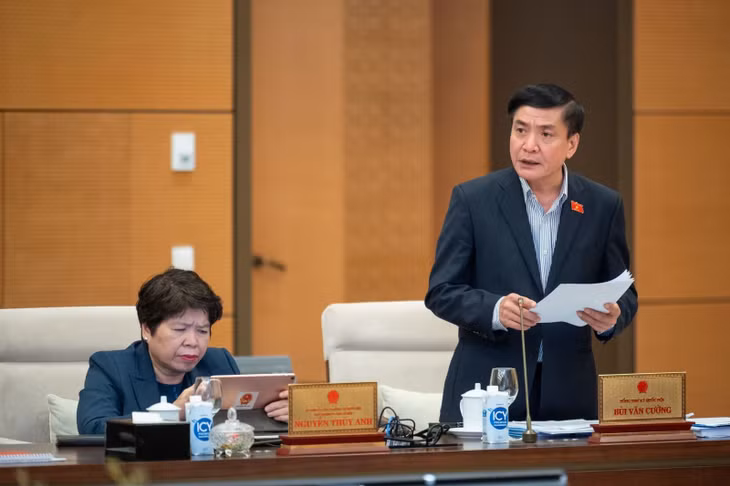 Tổng Thư ký Quốc hội, Chủ nhiệm Văn phòng Quốc hội Bùi Văn Cường trình bày Tờ trình tóm tắt về dự thảo Nghị quyết Chương trình công tác của Ủy ban Thường vụ Quốc hội năm 2024.
