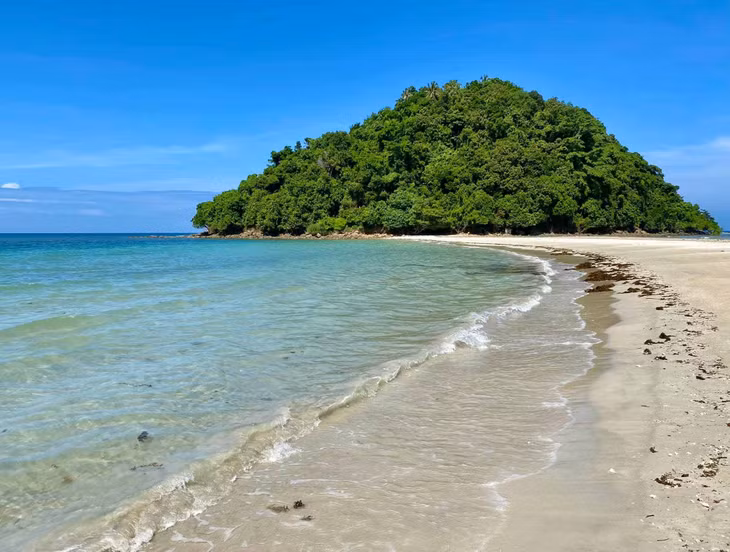 Tại thành phố Kota Kinabalu – thủ phủ của Sabah, du khách có thể tìm đến những bờ biển đẹp, chinh phục những thác nước hùng vĩ… Ảnh: Nguyễn Quốc Thái