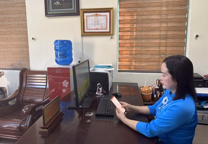 Bà Nguyễn Thị Tình, Hiệu trưởng Trường THCS Lê Quý Đôn, TX Quảng Yên kiểm tra biến động số dư trên phần mềm cảnh báo rủi ro của Kho bạc Nhà nước.