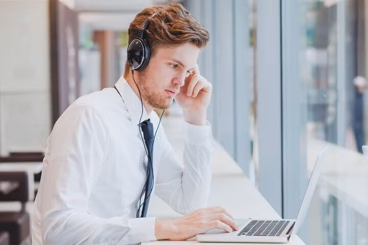 Vừa làm việc vừa nghe nhạc có tốt hay không? ( Ảnh: WTOP)