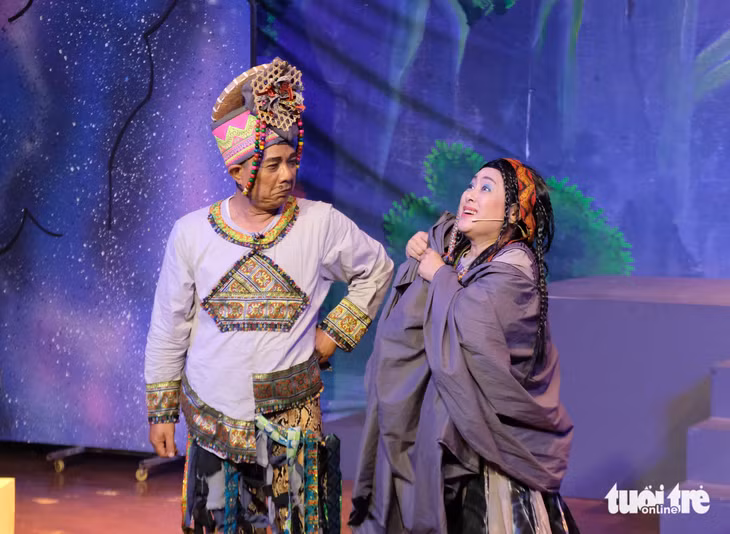Nghệ sĩ Trung Dân (bìa trái) và Thanh Thủy trong vở Bí mật giếng làng Khủm