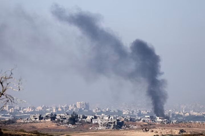 Khói được nhìn thấy bốc lên từ thành phố Gaza vào sáng 2/12 sau khi Israel tiếp tục các không kích vào dải Gaza. (Ảnh: AFP)