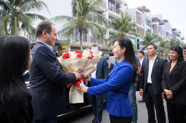 Đồng chí Nguyễn Thị Hạnh, Phó Chủ tịch UBND tỉnh đón và tặng hoa chào mừng ngài Roman Golovchenko cùng đoàn đại biểu cấp cao Belarus.