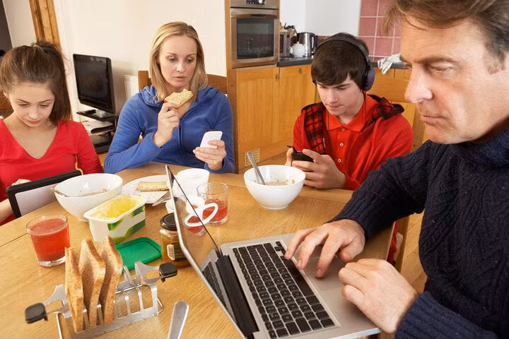 Bạn tiếp xúc với trường điện từ hàng ngày thông qua điện thoại di động, máy tính, wifi, do đó cần biết cách để giảm bức xạ từ các thiết bị gia dụng. (Ảnh: Emfsurvery)