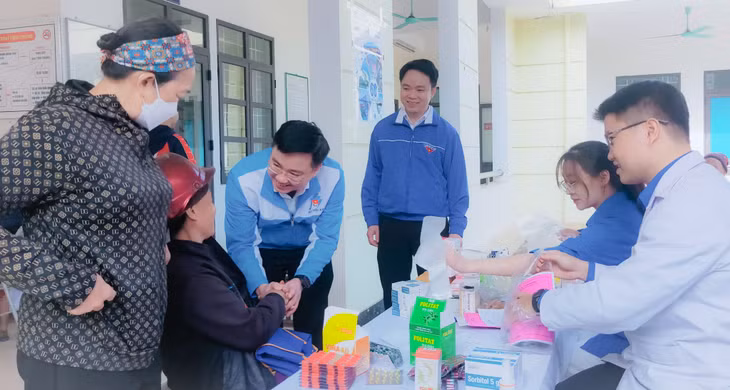 Hoạt động thăm khám, tư vấn sức khỏe, cấp phát thuốc miễn phí cho người dân.