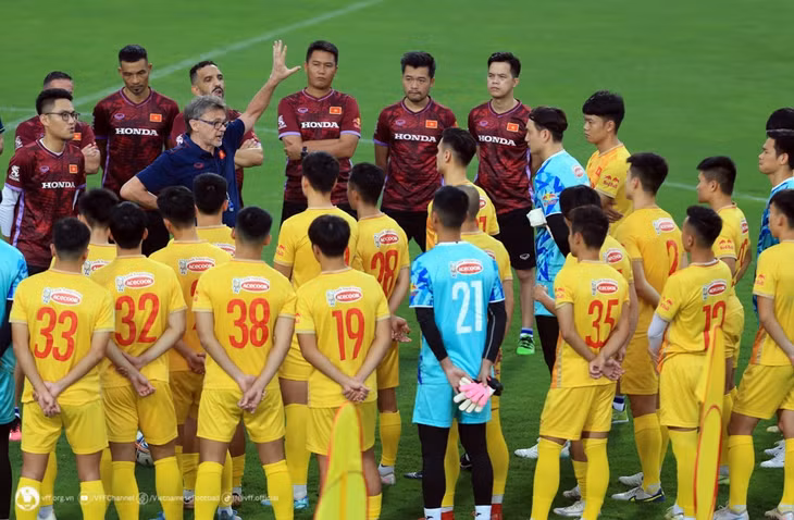 HLV Philippe Troussier và đội tuyển Việt Nam chuẩn bị bước vào hành trình Asian Cup 2023. Ảnh: VFF.