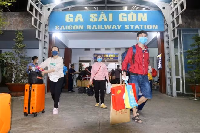 Công nhân Thành phố Hồ Chí Minh vào cổng kiểm soát tại ga Sài Gòn về quê đón Tết Quý mão 2023 . (Ảnh: Thanh Vũ/TTXVN)
