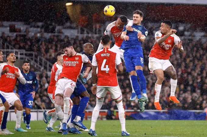 Mavropanos (số 15, xanh) bật cao đánh đầu nâng tỷ số lên 2-0 trên sân Emirates hôm 28/12. Ảnh: Reuters