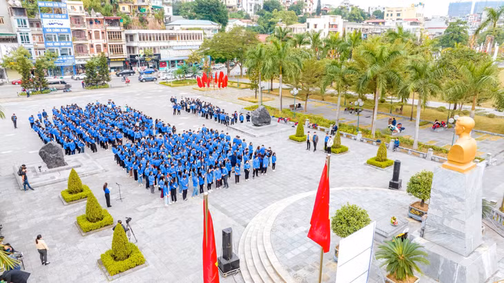 Quang cảnh buổi lễ kết nạp.