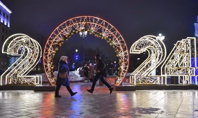 Trang trí chào đón Năm mới 2024 tại Moskva, Nga. (Ảnh: THX/TTXVN)
