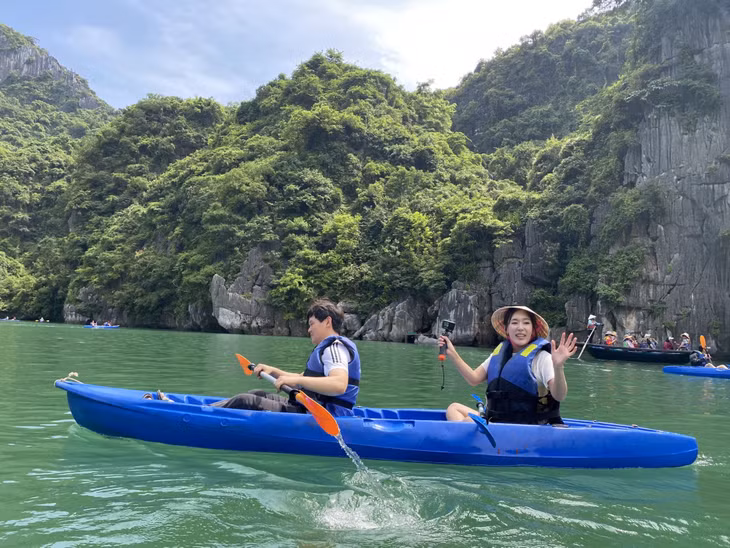 Phóng viên Đài PTTH Gangwon (Hàn Quốc) thực hiện phóng sự quảng bá du lịch Quảng Ninh tháng 6/2022. Ảnh: Thu Trang