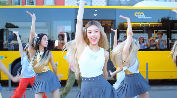 MV "Super Shy" của NewJeans gây sốt. Ảnh: ADOR