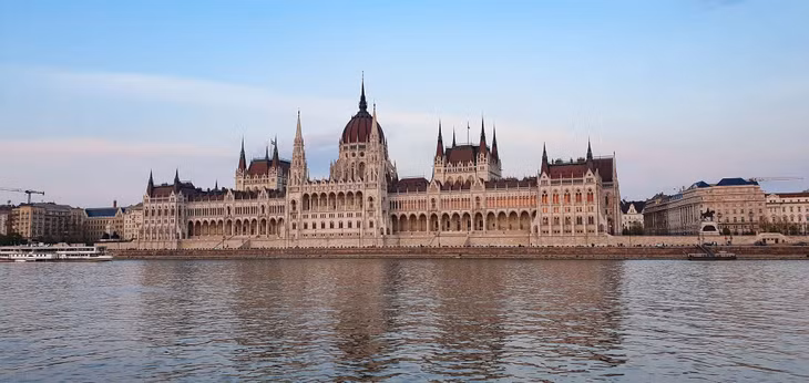 Những kiến trúc đẹp nhất của thành phố này đều nằm dọc hai bên dòng Danube. Nổi bật nhất trong các kiến trúc nơi đây là tòa nhà Quốc hội Hungary. Ảnh: Nguyễn Tất Thịnh