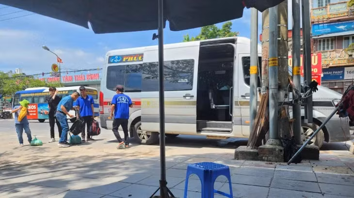 Nhiều ý kiến cho rằng nếu đưa xe hợp đồng trá hình vào bến sẽ ngăn triệt để nạn xe dù, bến cóc.