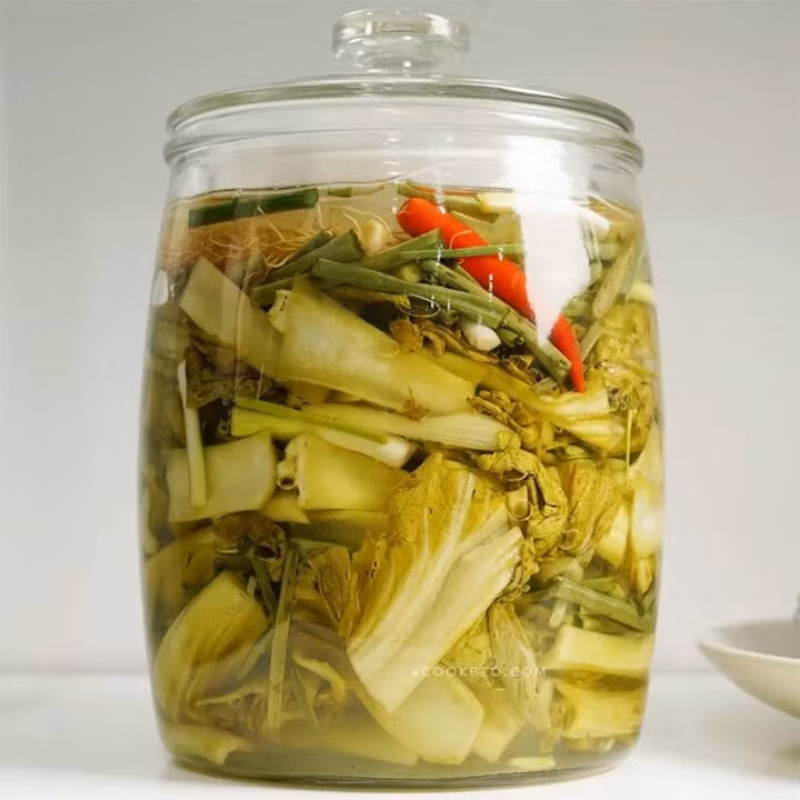Cách ăn dưa muối để không gây hại sức khoẻ. (Ảnh: Cookbeo)