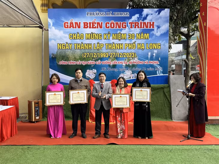 UBND TP Hạ Long tặng Giấy khen cho các tập thể và cá nhân có thành tích xuất sắc trong triển khai thi công dự án nâng cấp, cải tạo đường liên khu 4A, 4B, phường Hà Phong.