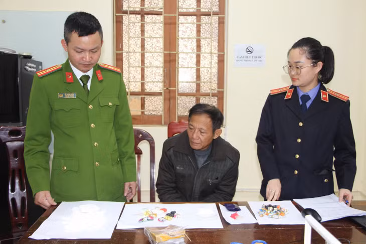 Đối tượng Trần Xuân Vinh cùng tang vật tại cơ quan chức năng.