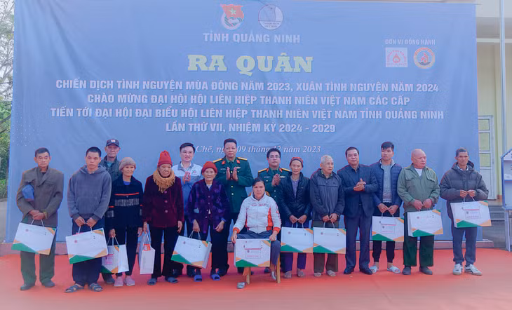 Trao tặng quà cho các gia đình chính sách, người có công.