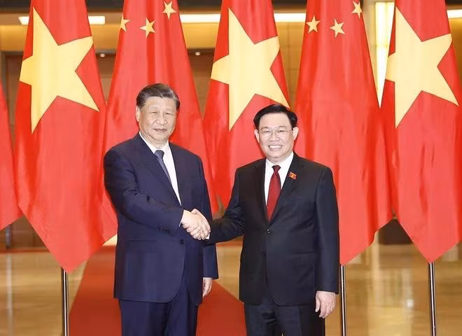 Chủ tịch Quốc hội Vương Đình Huệ và Tổng Bí thư, Chủ tịch nước Trung Quốc Tập Cận Bình chụp ảnh chung. (Ảnh: Doãn Tấn/TTXVN)