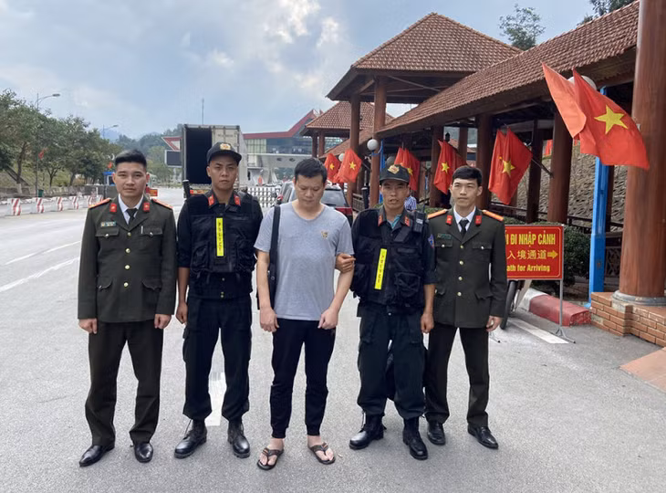 Công an tỉnh Hưng Yên tiến hành bàn giao công dân Trung Quốc tại cửa khẩu Hữu Nghị