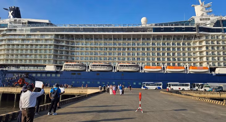 Tàu biển quốc tế Celebrity Solstice (thuộc hãng Royal Caribbean Cruise Lines) đến Việt Nam dịp đầu năm 2024.