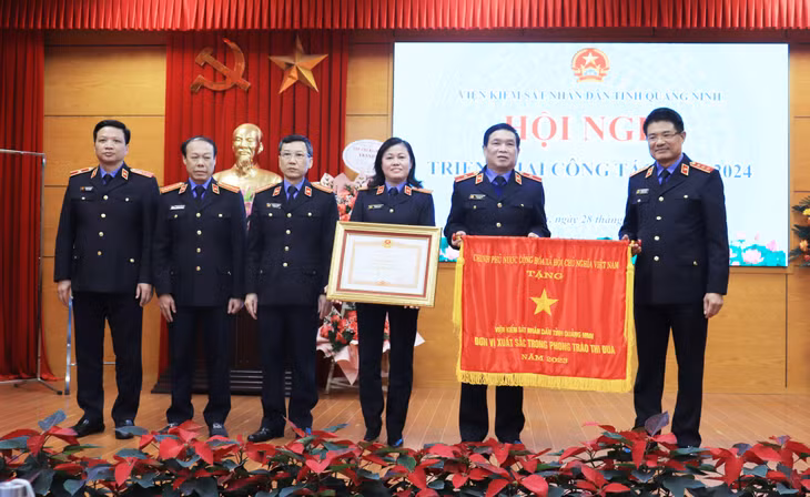 Viện KSND tỉnh đã vinh dự được nhận bằng khen và cờ thi đua của Thủ tướng Chỉnh phủ.