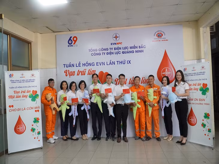 Niềm vui của những người CBCNV ngành Điện khi hoàn thành nghĩa cử cao đẹp “Hiến máu cứu người”.