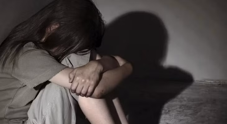 Công an ở Cà Mau vừa bắt khẩn cấp thầy giáo trường tiểu học để điều tra hành vi hiếp dâm trẻ em. (Ảnh minh họa).