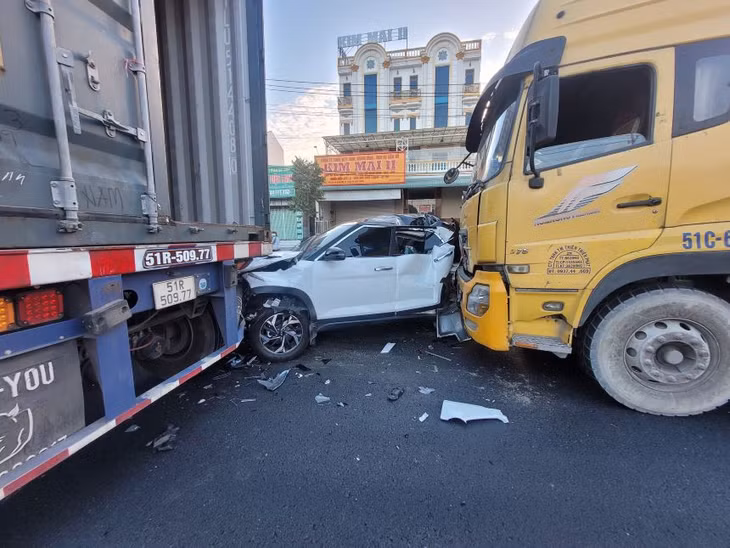 Hiện trường vụ tai nạn liên hoàn, xe ôtô 5 chỗ kẹt cứng giữa 2 container. Ảnh: Dương Bình