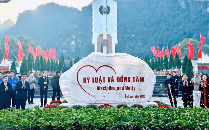 Các đại biểu thực hiện nghi thức khánh thành phiến đá tại Đài tưởng niệm các Anh hùng liệt sĩ TP Hạ Long.