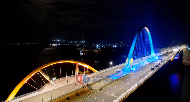 Ngoài hệ thống đèn chiếu sáng mặt cầu, toàn bộ các vòm cầu chính và phụ, thành cầu và trụ cầu sẽ được "nhuộm màu" bởi hệ thống đèn led hiện đại.