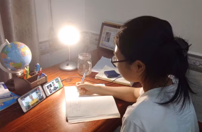 Khánh Ngân, 31 tuổi, ở Kon Tum dậy từ 4h sáng tham gia một lớp học nuôi dạy con trong thời Covid-19. Ảnh: Nhân vật cung cấp