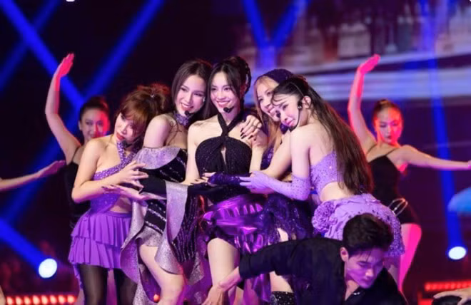 Tiết mục “Chị ngả em nâng” ở chương trình “Chị đẹp đạp gió rẽ sóng” được khen ngợi. Ảnh: Nhà sản xuất